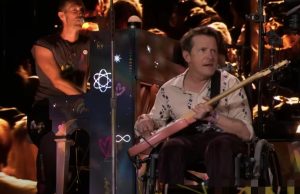 Majkl Džej Foks u invalidskim kolicima nastupio sa grupom Coldplay