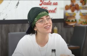 Pevačica na nastupu pogođena u glavu