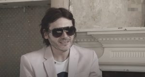 Pevač sastava “Manic Street Preachers” Niki Vajr najavljuje umetničku izložbu u Velsu