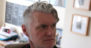 Danstan Brus, bivši član kultnog benda Chumbavamba, objavio novi singl “Fucking Expensive”