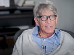 Holivudski glumac Erik Roberts tvrdi da mu je sestra Džulija Roberts zabranila da govori o njoj u javnosti