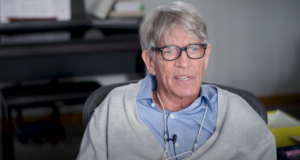 Holivudski glumac Erik Roberts tvrdi da mu je sestra Džulija Roberts zabranila da govori o njoj u javnosti