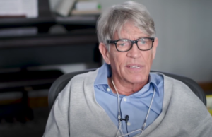 Holivudski glumac Erik Roberts tvrdi da mu je sestra Džulija Roberts zabranila da govori o njoj u javnosti