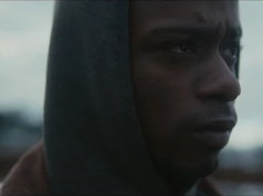 Poslušajte “Floating Parade”, moćan singl Majkla Kivanuke