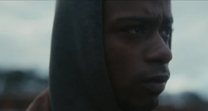 Poslušajte “Floating Parade”, moćan singl Majkla Kivanuke