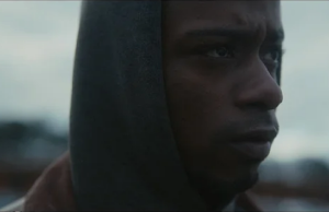 Poslušajte “Floating Parade”, moćan singl Majkla Kivanuke