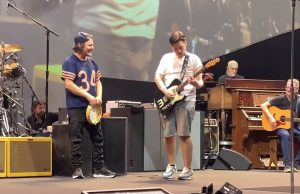 Obožavalac Pearl Jam podmitio Edija Vedera vinom da bi svirao pesmu “Yellow Ledbetter” na sceni