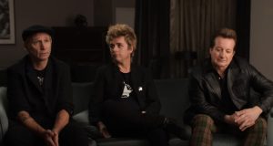 Bend Green Day izazvao kontroverzu na koncertu zbog maske Donalda Trampa