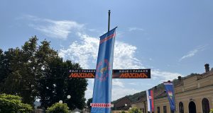 Guča još jednom ispisuje istoriju: Na prepunom trgu ispred Spomenika trubaču, Dejan Petrović otvorio 63. Dragačevski sabor trubača Foto: SkyMusic