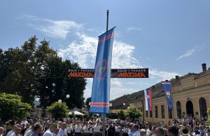 Guča još jednom ispisuje istoriju: Na prepunom trgu ispred Spomenika trubaču, Dejan Petrović otvorio 63. Dragačevski sabor trubača Foto: SkyMusic