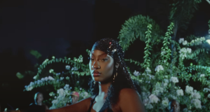 Nostalgičnim zvukom peva o slavi i iskustvima: Tems predstavila spot za pesmu “Burning”