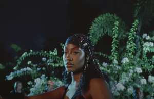 Nostalgičnim zvukom peva o slavi i iskustvima: Tems predstavila spot za pesmu “Burning”