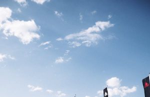 Muzičar “kešira” 1,2 miliona dolara godišnje da univerzitetski stadion nosi njegovo ime