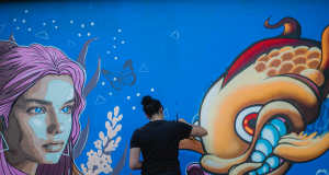Umetnice drže radionice i oslikavaju murale i grafite na Festivalu street art