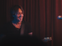 Kit Urban za Majli Sajrus izjavio da zvuči kao pepeljara