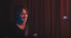 Kit Urban za Majli Sajrus izjavio da zvuči kao pepeljara