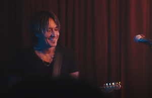 Kit Urban za Majli Sajrus izjavio da zvuči kao pepeljara