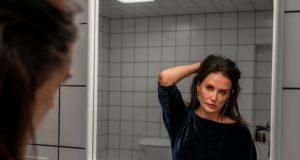 Žeđ za mladošću i fantastična Demi Mur u filmu “Supstanca”