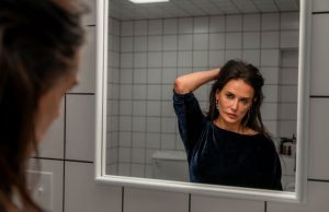 Žeđ za mladošću i fantastična Demi Mur u filmu “Supstanca”