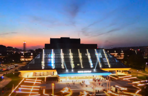 Zasijao crveni tepih u obnovljenoj Plavoj dvorani Sava Centra: Veče glamura, uspomena i Zdravka Čolića