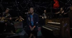 (VIDEO) Kris Martin propao kroz otvor na sceni tokom koncerta u Melburnu!