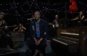 (VIDEO) Kris Martin propao kroz otvor na sceni tokom koncerta u Melburnu!