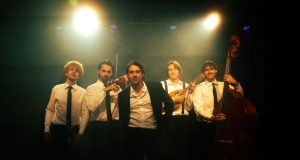 (VIDEO) Spot za “Bluzu” snimljen u kafani: Letele stolice, a ni violina nije pošteđena…