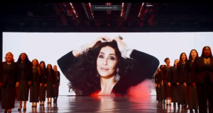 (VIDEO) Cher dominirala na modnoj pisti u Njujorku