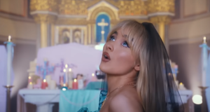 Katolički sveštenik smenjen zbog spota “Feather” Sabrine Karpenter