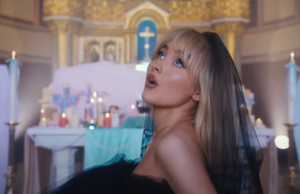 Katolički sveštenik smenjen zbog spota “Feather” Sabrine Karpenter