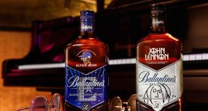 Ograničeno izdanje Ballantine’s viskija Džon Lenon i Elton Džon