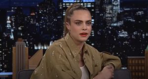 Kara Delevinj objavila video “Step Into Christmas” u kome glumi Eltona Džona