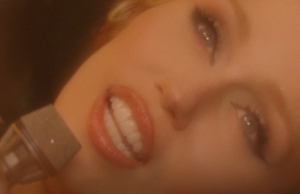 MAJLI SAJRUS OBJAVILA PESMU „END OF THE WORLD“ I NAJAVILA FILM UZ NOVI ALBUM!