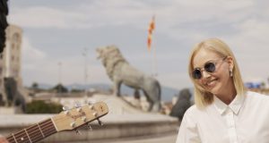 Jelena Rozga zapevala na ulicama Skoplja — prolaznici ostali u ŠOKU, a snimak OBARA REKORDE (VIDEO)