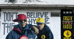 PROLAZNICI U ŠOKU! Public Enemy neposredno pred spektakl Guns N’ Roses-a na Ušću PODIGLI PRAŠINU – Hip Hop legende OSVOJILE GRAD: Evo šta se dogodilo