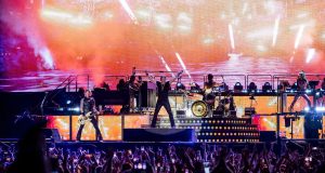 Više od TRI SATA rok spektakla na Ušću! Guns n’ Roses održali koncert pred 50.000 posetilaca koji će ući U LEGENDU