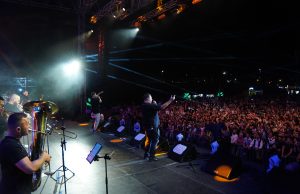 LUDILO U GUČI! Coby napravio SPEKTAKL pred 60.000 ljudi u najvećoj kafani u Srbiji