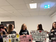 SUZE, SMEH I VRISKA PRED ARENOM: Najkreativniji fanovi sa transparentima upoznali Jalu i Bubu!