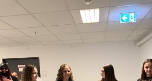 SUZE, SMEH I VRISKA PRED ARENOM: Najkreativniji fanovi sa transparentima upoznali Jalu i Bubu!