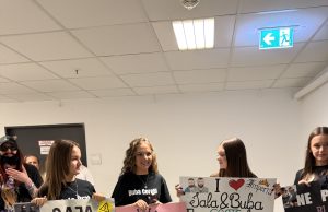 SUZE, SMEH I VRISKA PRED ARENOM: Najkreativniji fanovi sa transparentima upoznali Jalu i Bubu!