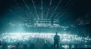 Armija fanova u Cirihu zaposela ulaze The Hall arene SEDAM SATI PRE koncerta Jale Brata i Bube Corellija – Preko 5-000 ljudi prisustvovalo spektaklu u produkciji i organizaciji SKYMUSIC