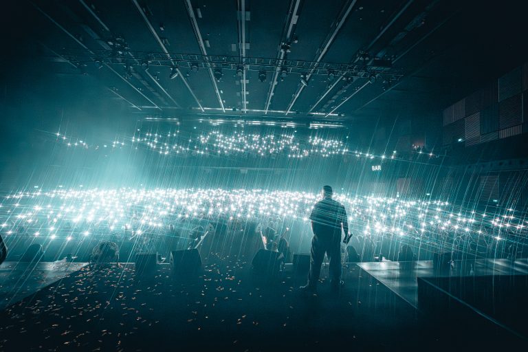 Armija fanova u Cirihu zaposela ulaze The Hall arene SEDAM SATI PRE koncerta Jale Brata i Bube Corellija – Preko 5-000 ljudi prisustvovalo spektaklu u produkciji i organizaciji SKYMUSIC 