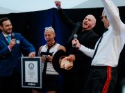 PITBULL POSTAVIO GINISOV REKORD ZA NAJVEĆE OKUPLJANJE LJUDI SA ĆELAVIM KAPAMA NA FESTIVALU AMERICAN EXPRESS PRESENTS BST HYDE PARK