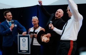 PITBULL POSTAVIO GINISOV REKORD ZA NAJVEĆE OKUPLJANJE LJUDI SA ĆELAVIM KAPAMA NA FESTIVALU AMERICAN EXPRESS PRESENTS BST HYDE PARK