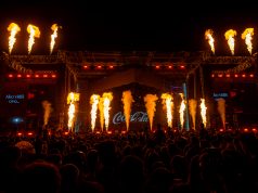 Drugo veče Belgrade Music Weeka donelo je sve ono zbog čega je Ušće i ove godine mesto o kojem bruji ceo region. Drugo festivalsko veče na Ušću počelo je eksplozivno već od prvih taktova. Djexon i Coja od samog izlaska na binu podigli su publiku na noge, a njihov nastup obeležio je i trenutak o kojem se već uveliko priča na društvenim mrežama – Djexon i Indođija prvi put su se javno poljubili upravo na bini Belgrade Music Week, izazvavši ovacije publike. Veliko finale večeri pripalo je 2Soma, čiji se debitantski nastup na Belgrade Music Weeku iščekivao još od objave prvog talasa izvođača. Mladi reper opravdao je ogromna očekivanja – od prvog izlaska na scenu atmosfera je dostigla vrhunac, a publika je napravila najveću open air žurku. Potom je usledio internacionalni momenat večeri. Samo mesec dana nakon evrovizijskog trijumfa, DARA je po prvi put nastupila pred publikom u Srbiji i priredila jedan od najupečatljivijih setova večeri. Posebnu euforiju izazvalo je izvođenje Cecinog hita „Kukavica“, koji je uglas pevalo celo Ušće, dok je emotivna interpretacija pesme „Lane moje“ Željka Joksimovića izazvala lavinu reakcija među publikom. Atmosfera se nije smirivala ni kada je na scenu izašla Popovska, koja je svojim prvim solo nastupom na Belgrade Music Weeku pokazala zbog čega važi za jedno od najperspektivnijih novih imena domaće scene. Za nešto tvrđi zvuk bio je zadužen nemački reper Gzuz, koji je svojim nastupom dodatno podigao temperaturu na festivalu, dok su potom na binu izašli i festivalski veterani Nucci i Crni Cerak, izvođači koji iz godine u godinu potvrđuju status jednih od najvećih favorita publike. Nakon dva festivalska dana i spektakularnog nultog dana u produkciji SKYMUSIC, ostalo je još samo veliko finale ovogodišnjeg Belgrade Music Week. Večeras na Ušće stižu rumunska dance-pop ikona INNA, Rasta, Teodora, Cunami i Gazda Paja