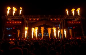 Drugo veče Belgrade Music Weeka donelo je sve ono zbog čega je Ušće i ove godine mesto o kojem bruji ceo region. Drugo festivalsko veče na Ušću počelo je eksplozivno već od prvih taktova. Djexon i Coja od samog izlaska na binu podigli su publiku na noge, a njihov nastup obeležio je i trenutak o kojem se već uveliko priča na društvenim mrežama – Djexon i Indođija prvi put su se javno poljubili upravo na bini Belgrade Music Week, izazvavši ovacije publike. Veliko finale večeri pripalo je 2Soma, čiji se debitantski nastup na Belgrade Music Weeku iščekivao još od objave prvog talasa izvođača. Mladi reper opravdao je ogromna očekivanja – od prvog izlaska na scenu atmosfera je dostigla vrhunac, a publika je napravila najveću open air žurku. Potom je usledio internacionalni momenat večeri. Samo mesec dana nakon evrovizijskog trijumfa, DARA je po prvi put nastupila pred publikom u Srbiji i priredila jedan od najupečatljivijih setova večeri. Posebnu euforiju izazvalo je izvođenje Cecinog hita „Kukavica“, koji je uglas pevalo celo Ušće, dok je emotivna interpretacija pesme „Lane moje“ Željka Joksimovića izazvala lavinu reakcija među publikom. Atmosfera se nije smirivala ni kada je na scenu izašla Popovska, koja je svojim prvim solo nastupom na Belgrade Music Weeku pokazala zbog čega važi za jedno od najperspektivnijih novih imena domaće scene. Za nešto tvrđi zvuk bio je zadužen nemački reper Gzuz, koji je svojim nastupom dodatno podigao temperaturu na festivalu, dok su potom na binu izašli i festivalski veterani Nucci i Crni Cerak, izvođači koji iz godine u godinu potvrđuju status jednih od najvećih favorita publike. Nakon dva festivalska dana i spektakularnog nultog dana u produkciji SKYMUSIC, ostalo je još samo veliko finale ovogodišnjeg Belgrade Music Week. Večeras na Ušće stižu rumunska dance-pop ikona INNA, Rasta, Teodora, Cunami i Gazda Paja